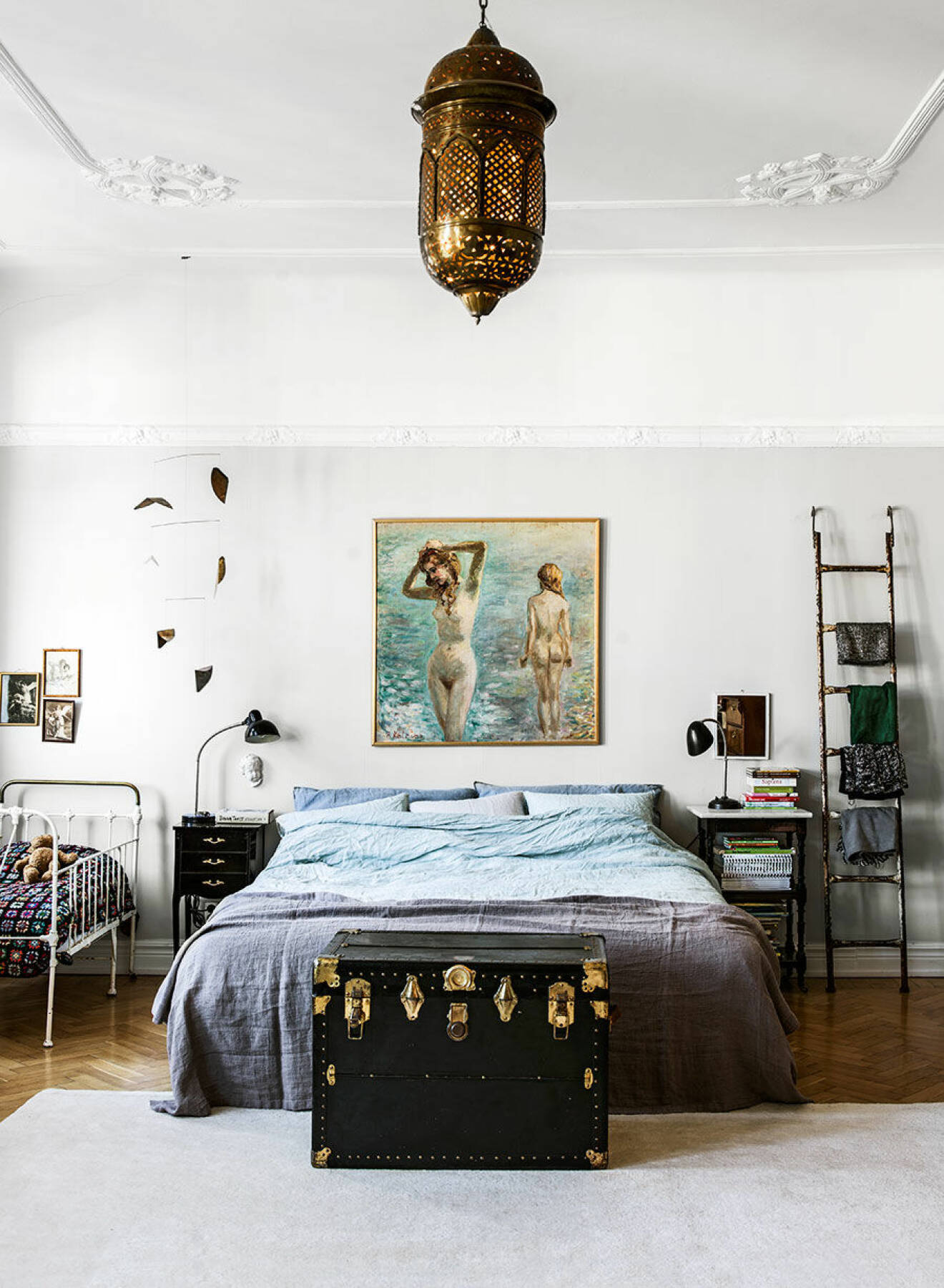 Sovrum med konst och vintagedetaljer