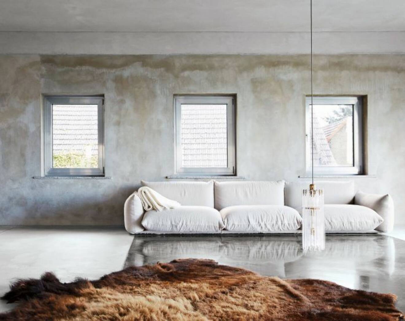 Skapa stämning i ett minimalistiskt rum med bruna nyanser.