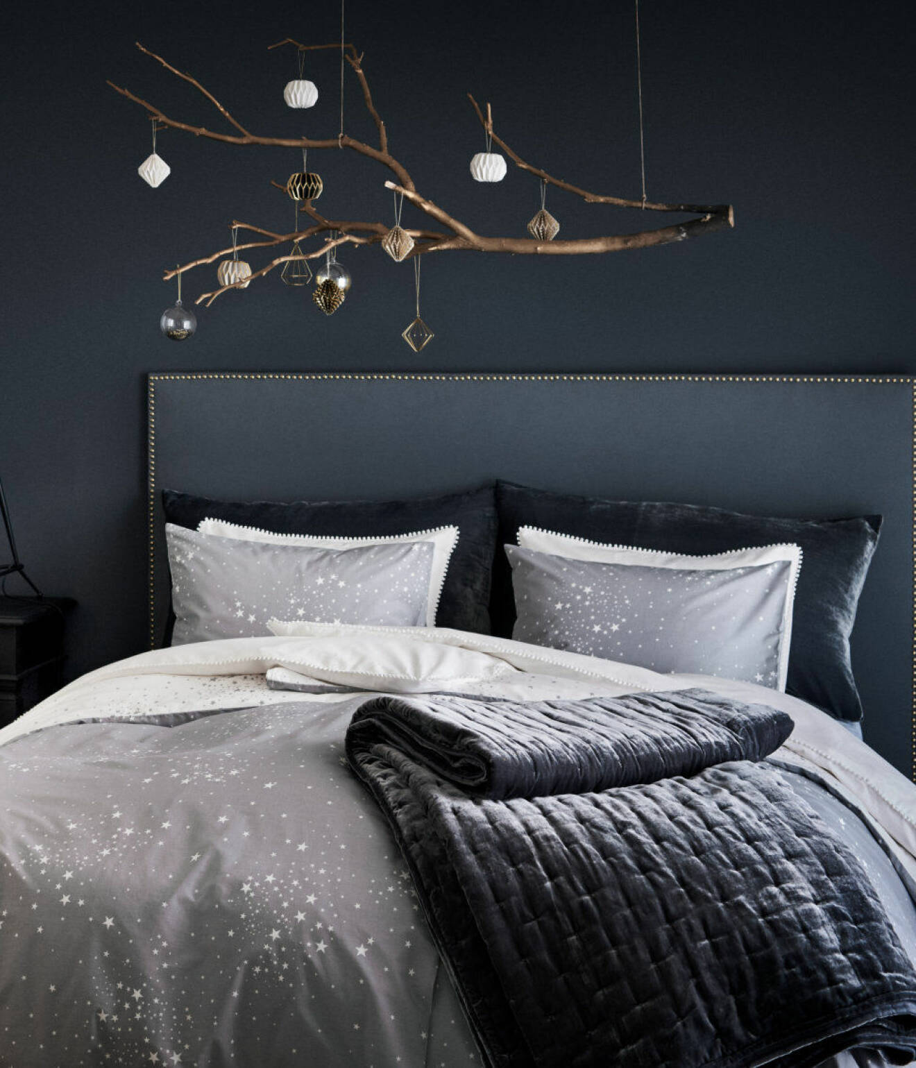 Gråmålat sovrum med gråa textiler