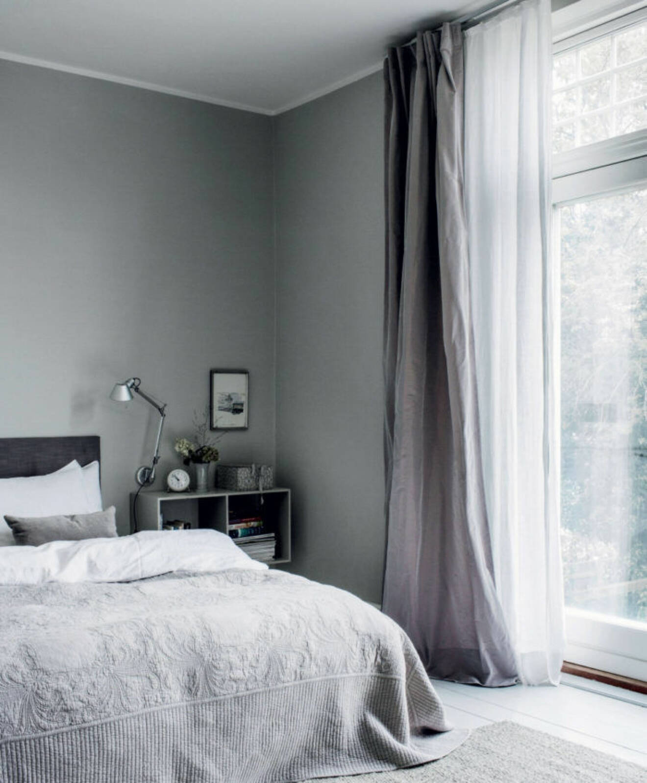 Sovrum med gardiner som har fint fall