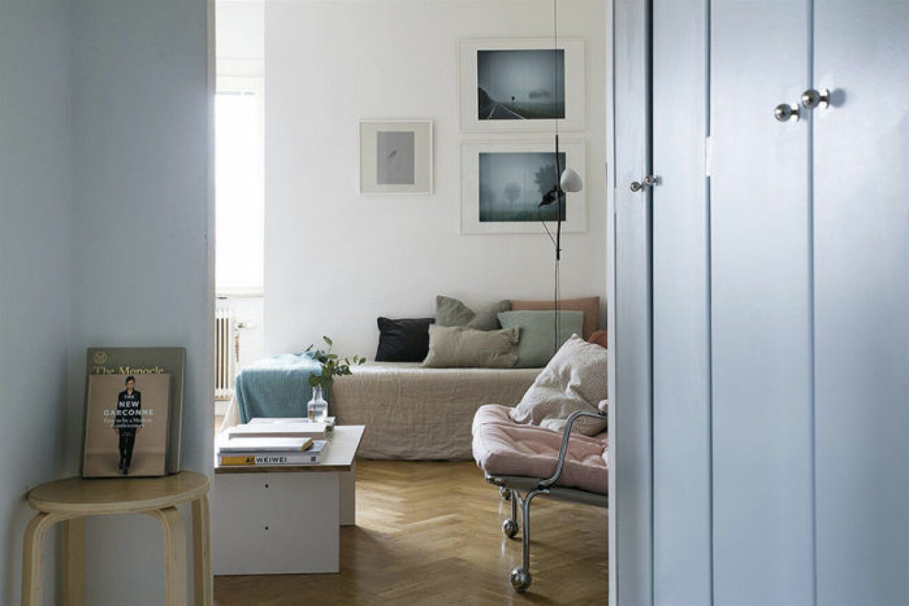 Compact living i vardagsrum med dagbädd i fokus