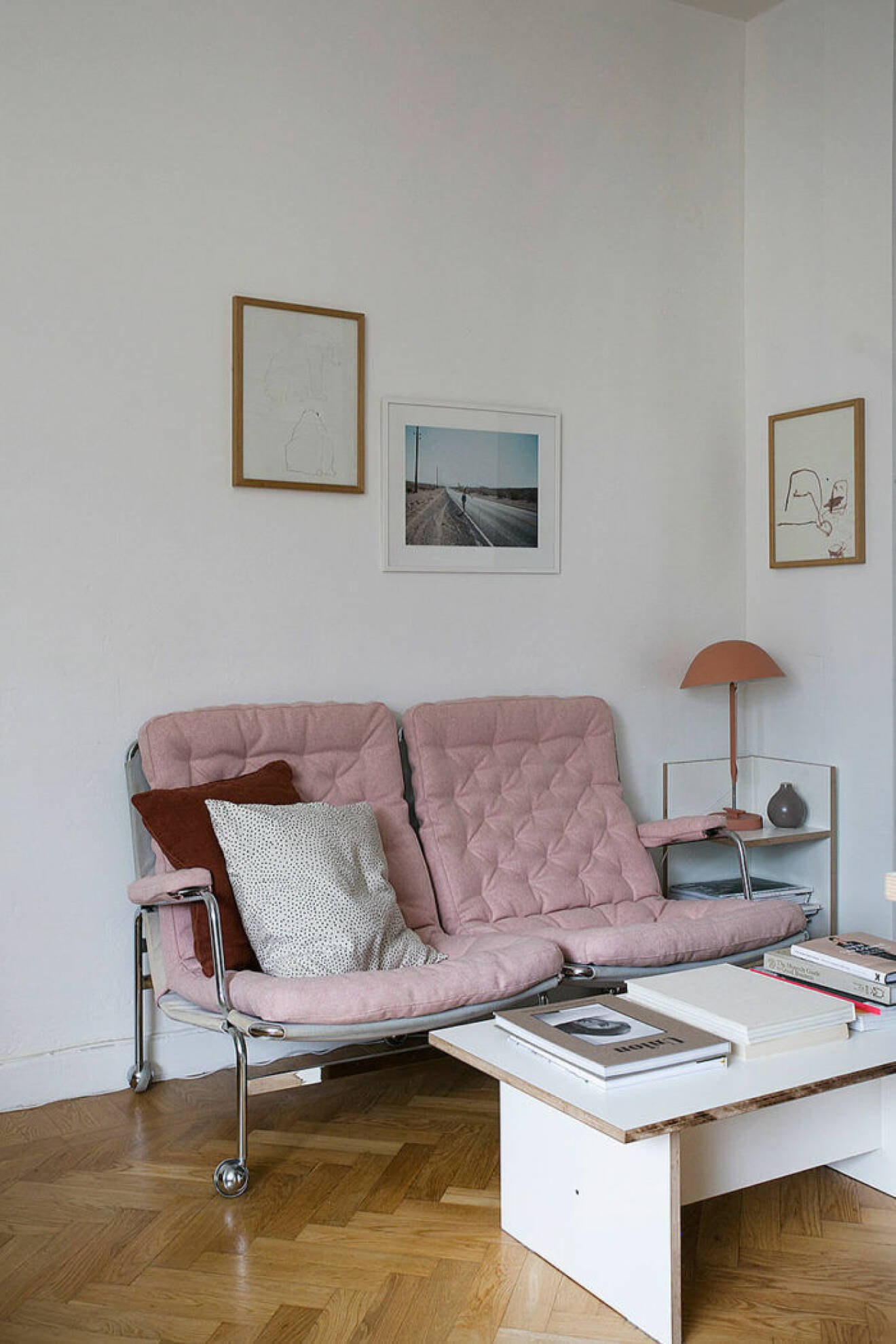 Compact living med nätt, rosa soffa