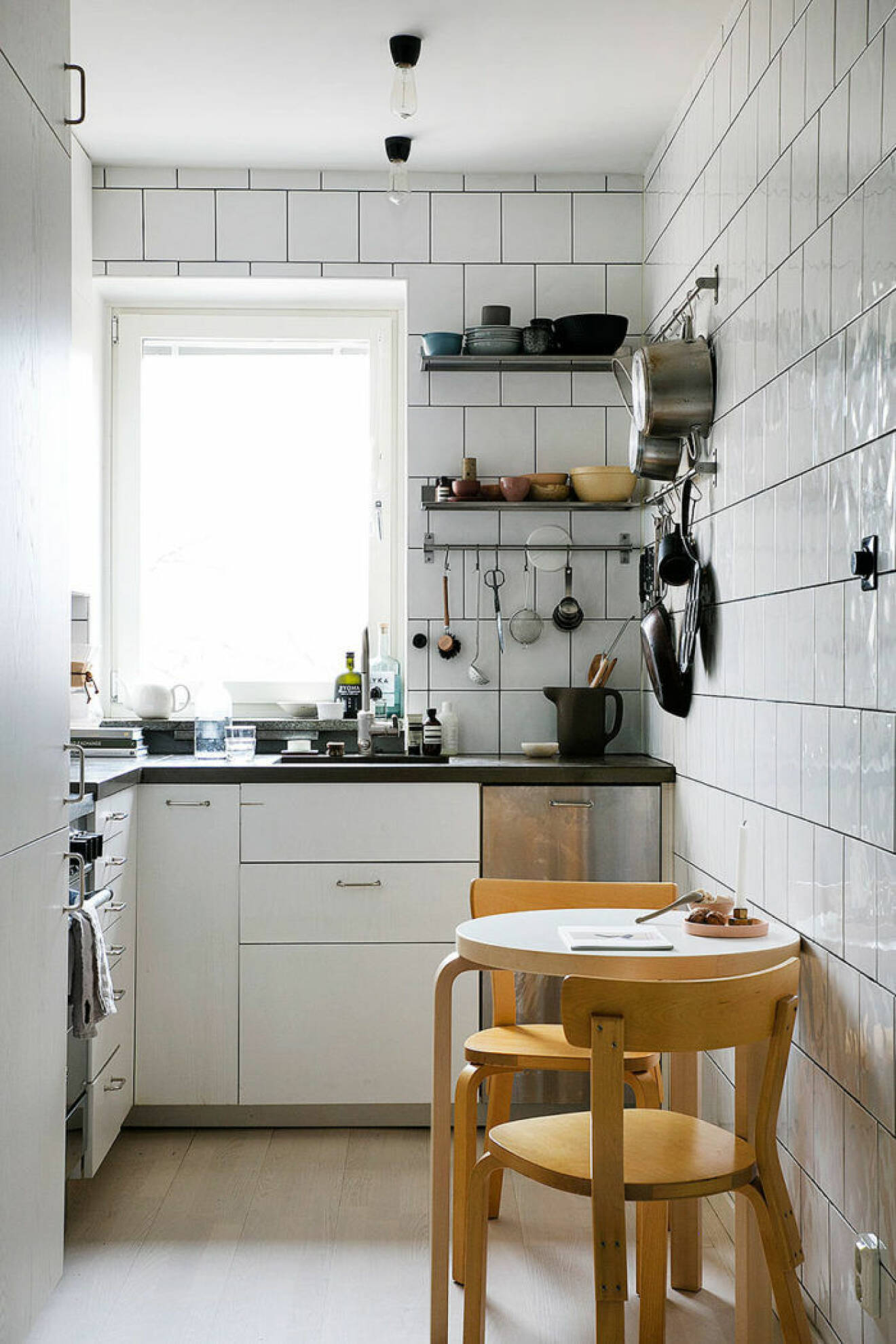 Compact living kök med öppen förvaring
