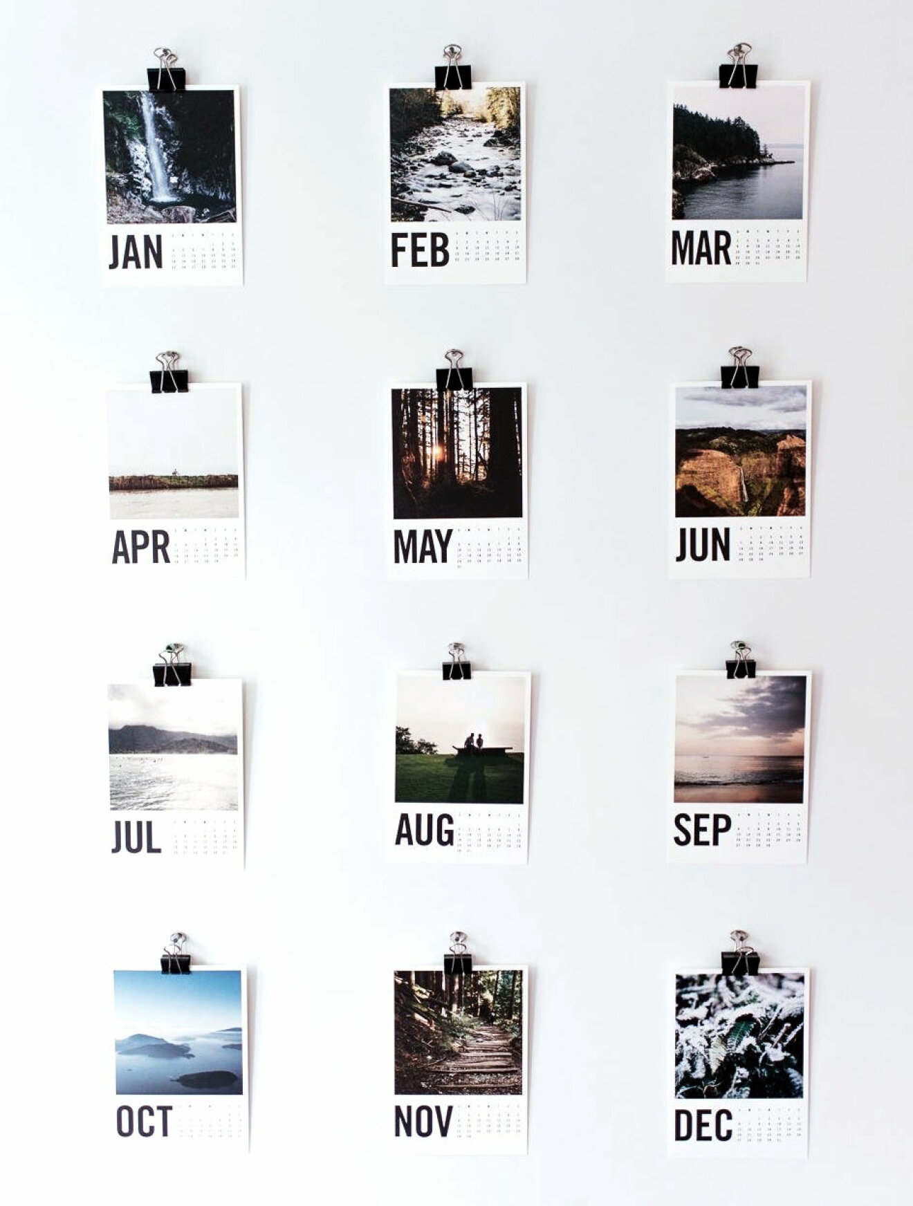 Fotografier pryder varje månad och hängs upp med klämmor på väggen