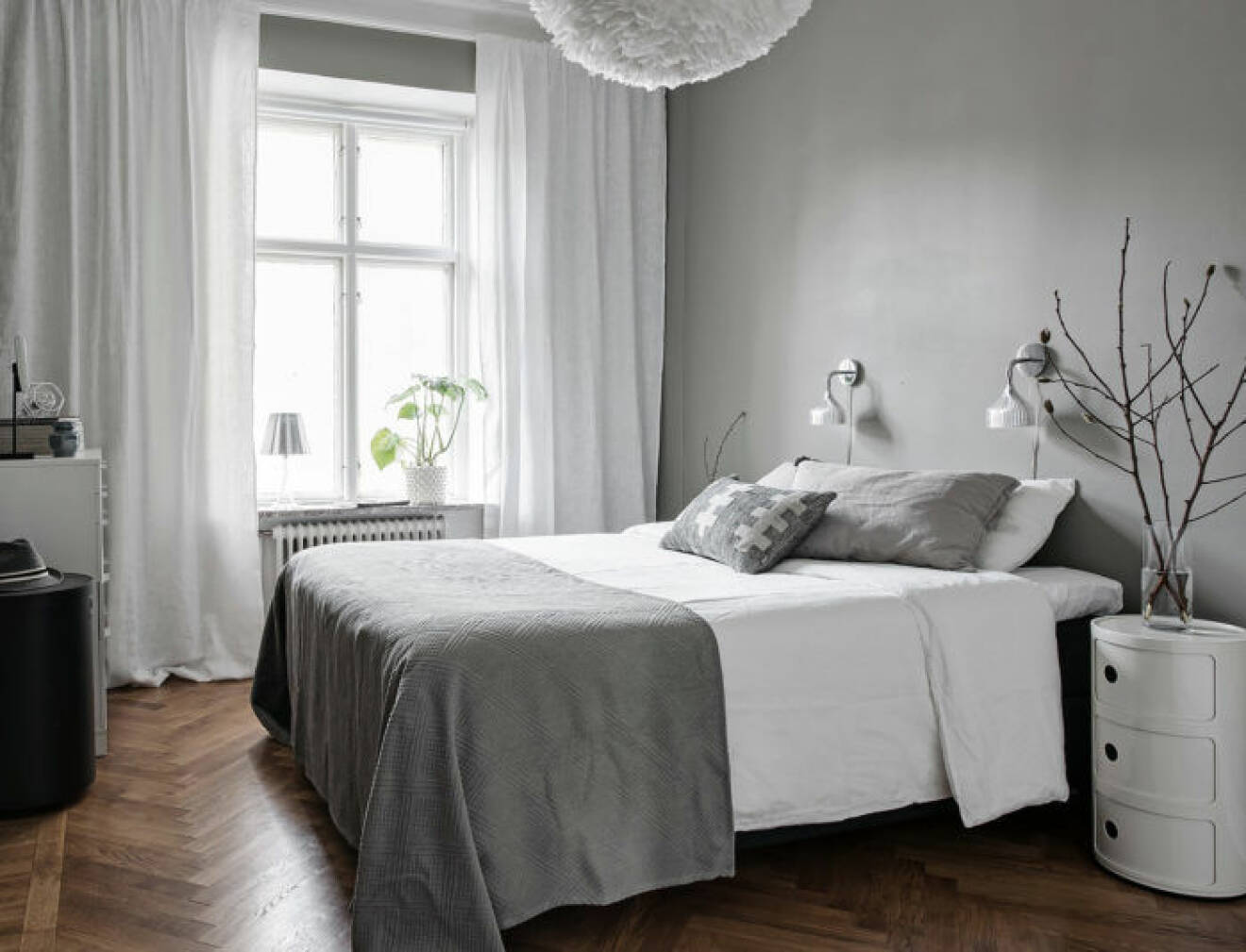 Sovrum med grå och vit inredning