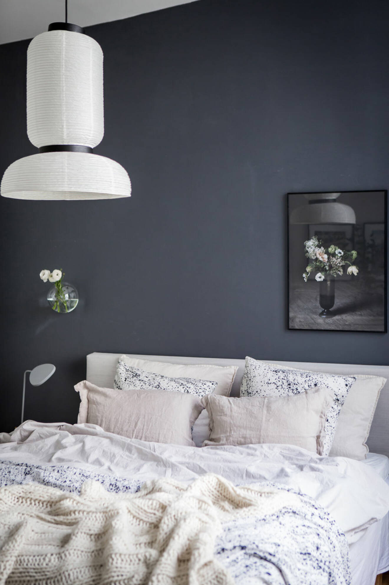 Sovrum med mörkgråmålade väggar
