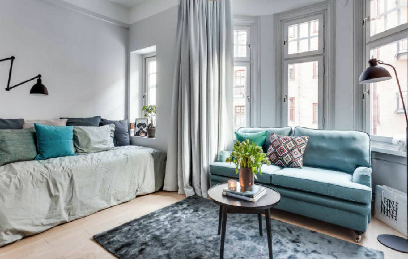 Kombinerat vardagsrum där säng kan agera soffa dagtid