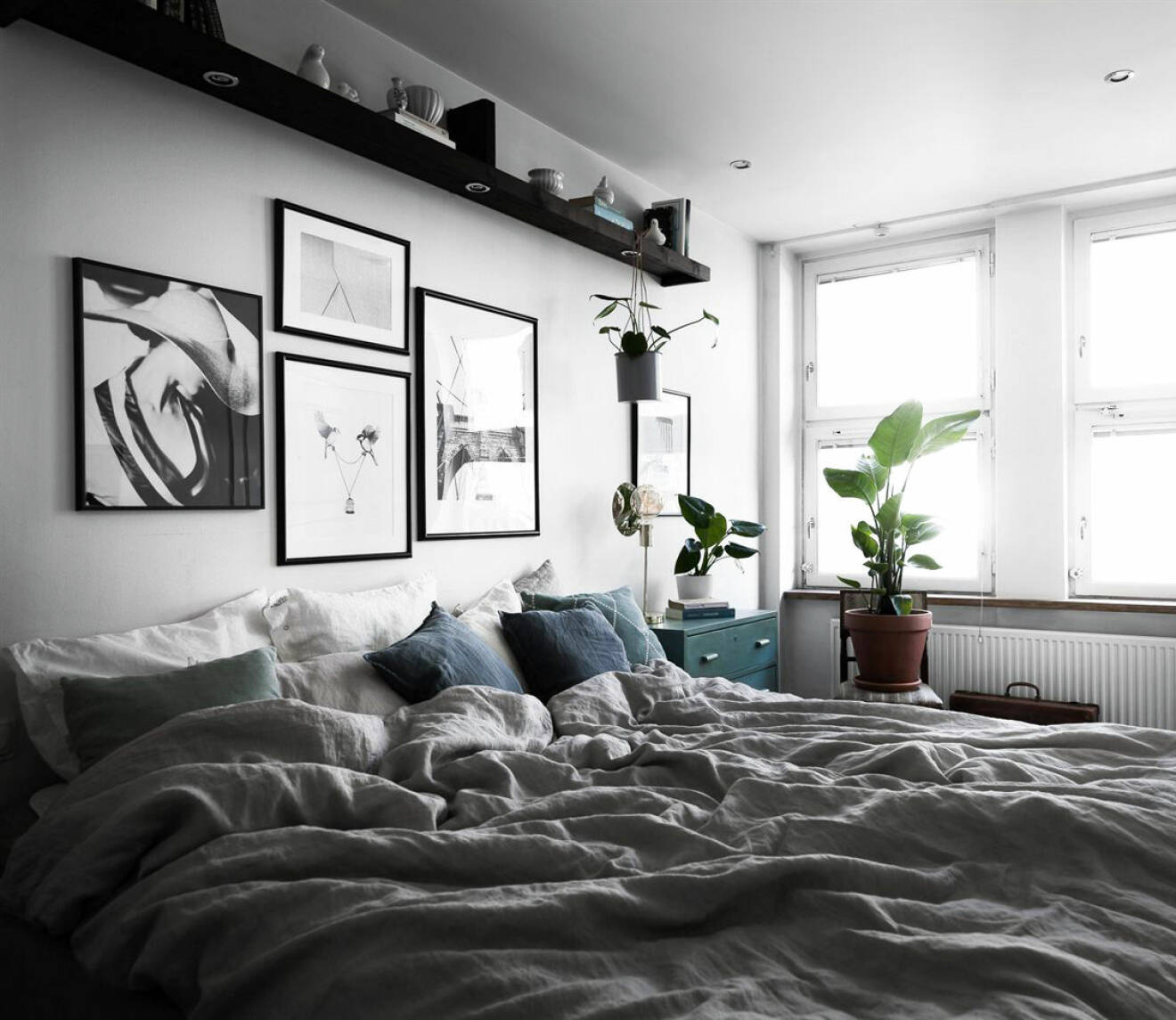 Platsbyggd tavellist med inbyggd belysning som förvaring i sovrummet över sängen