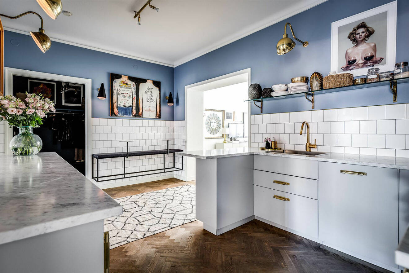 kök med blå väggar, industriellt kakel och fotokonst