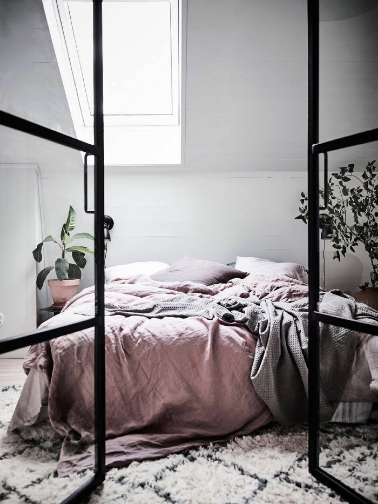 Säng med olika nyanser och texturer i rosa