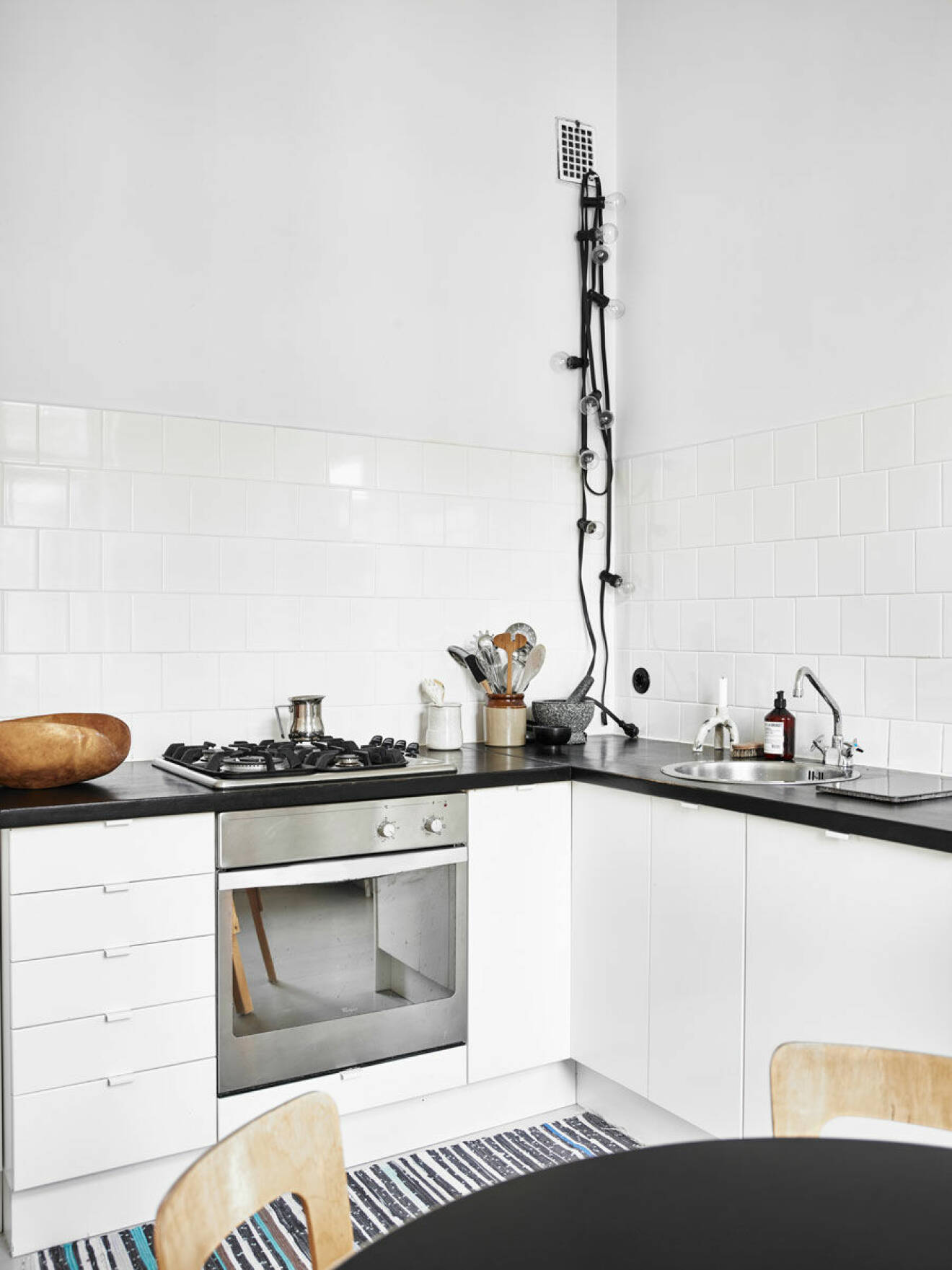 Kök i vita toner i hemmet i centrala Malmö