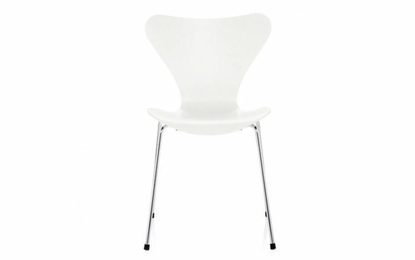 Arne Jacobsen är formgivaren av stolen. 
