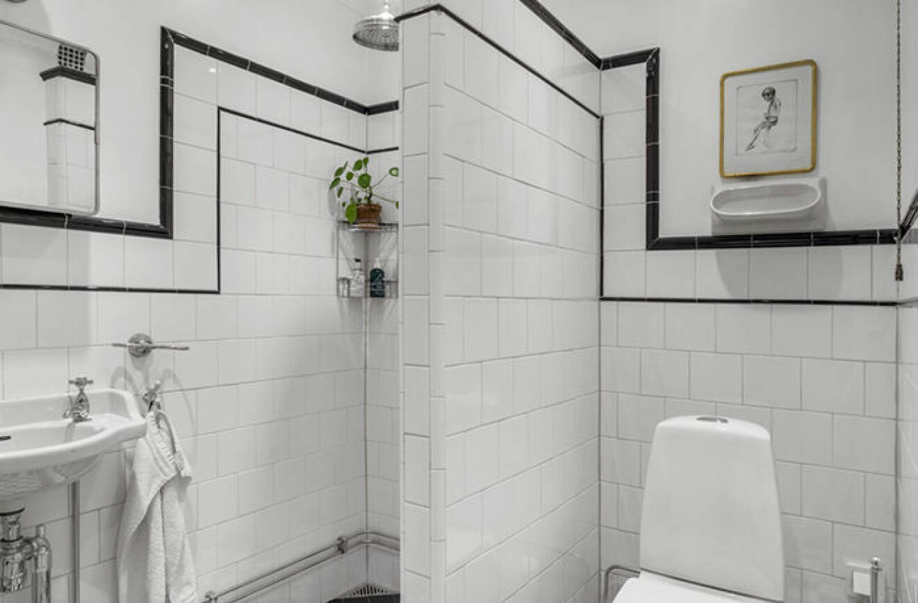 vit och svartkaklat badrum