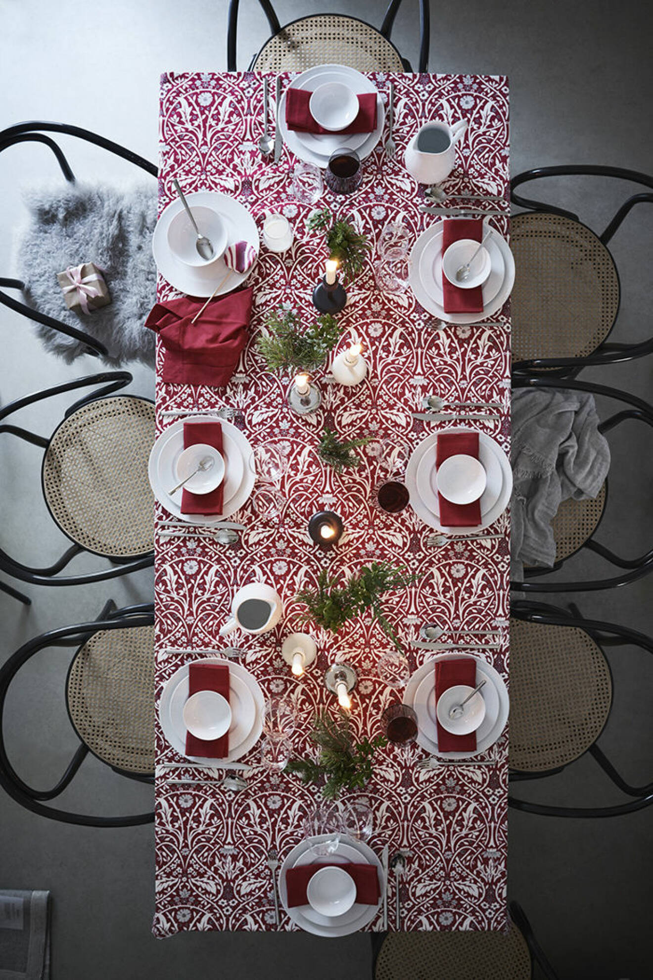 Uppdukat bord i klassiskt röda toner ur Åhléns julkollektion 2017