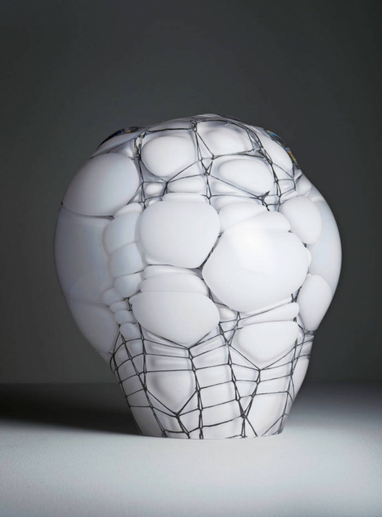 Dekorativ skulptur i glas som är blåst genom ståltråd