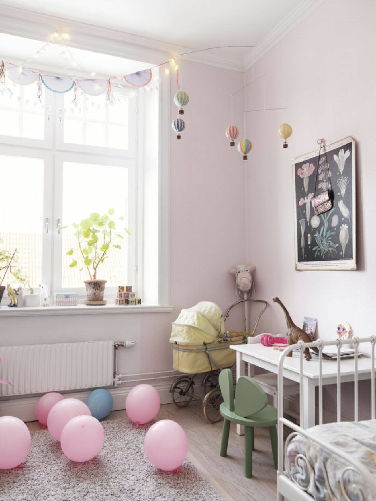 rosa barnrum med små luftballonger