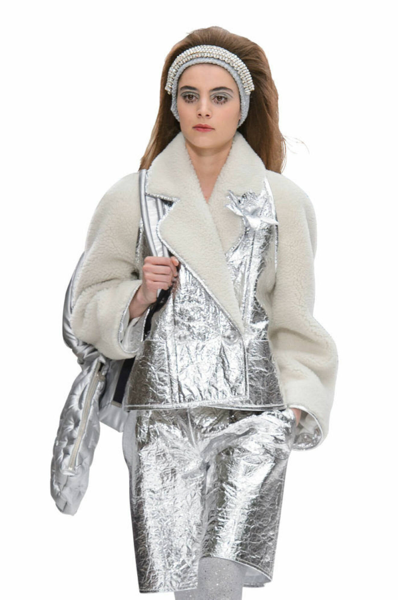 Catwalkbild med silverkläder