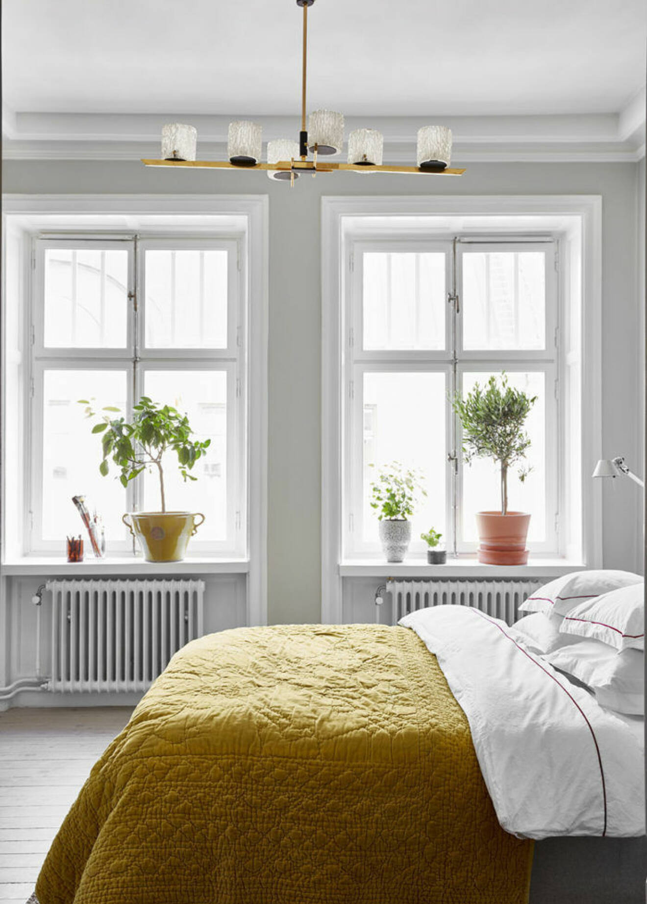 Sovrum med säng som har gult överkast