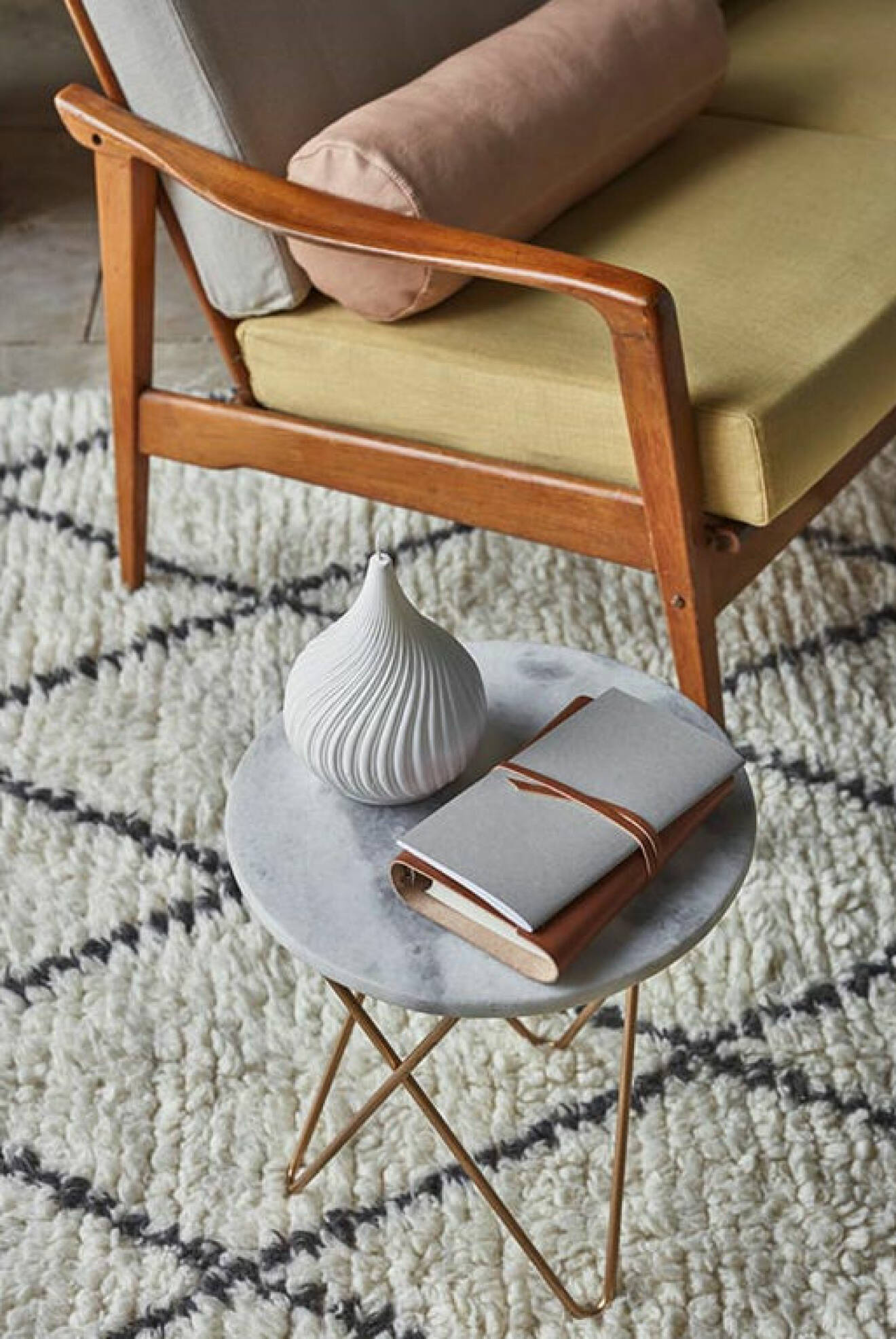 Marmorbord med mässingsben, mönstrad matta och vas. Zara home våren 2018.