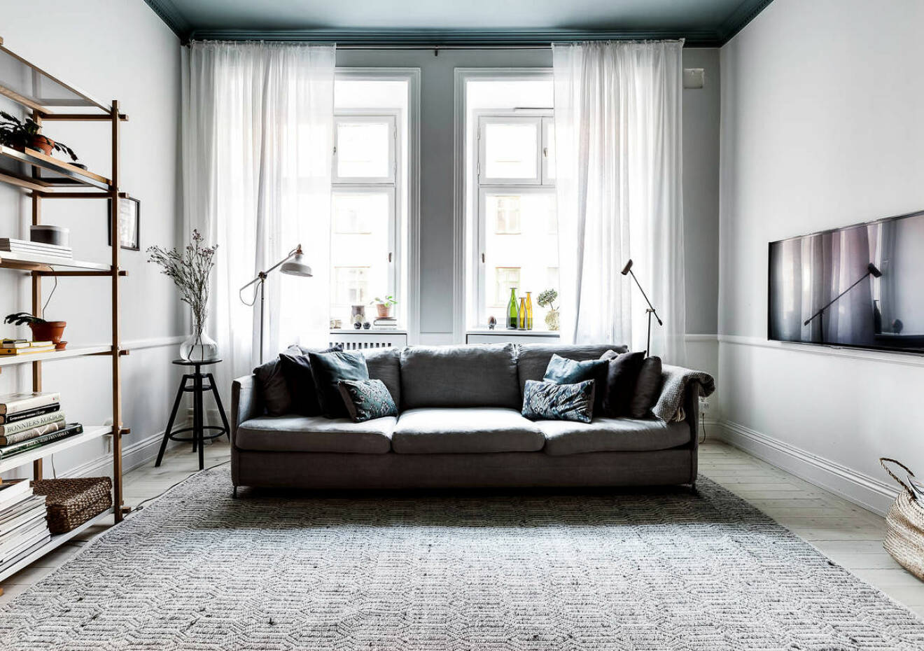 Blue painted ceiling in an apartment in Stockholm. Scandinavian styled livingroom. 