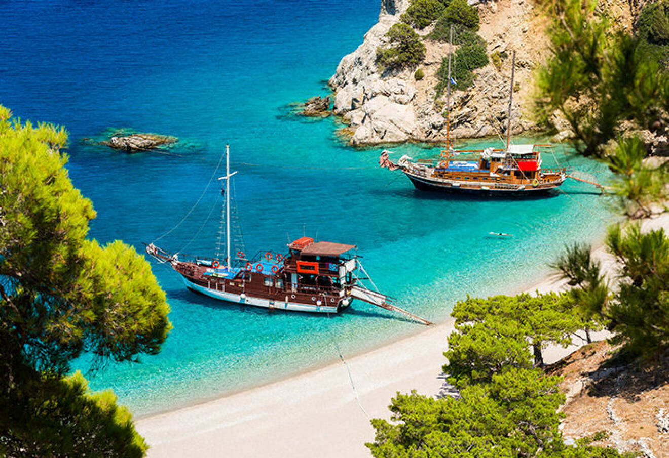 Två båtar vid stranden på Karpathos