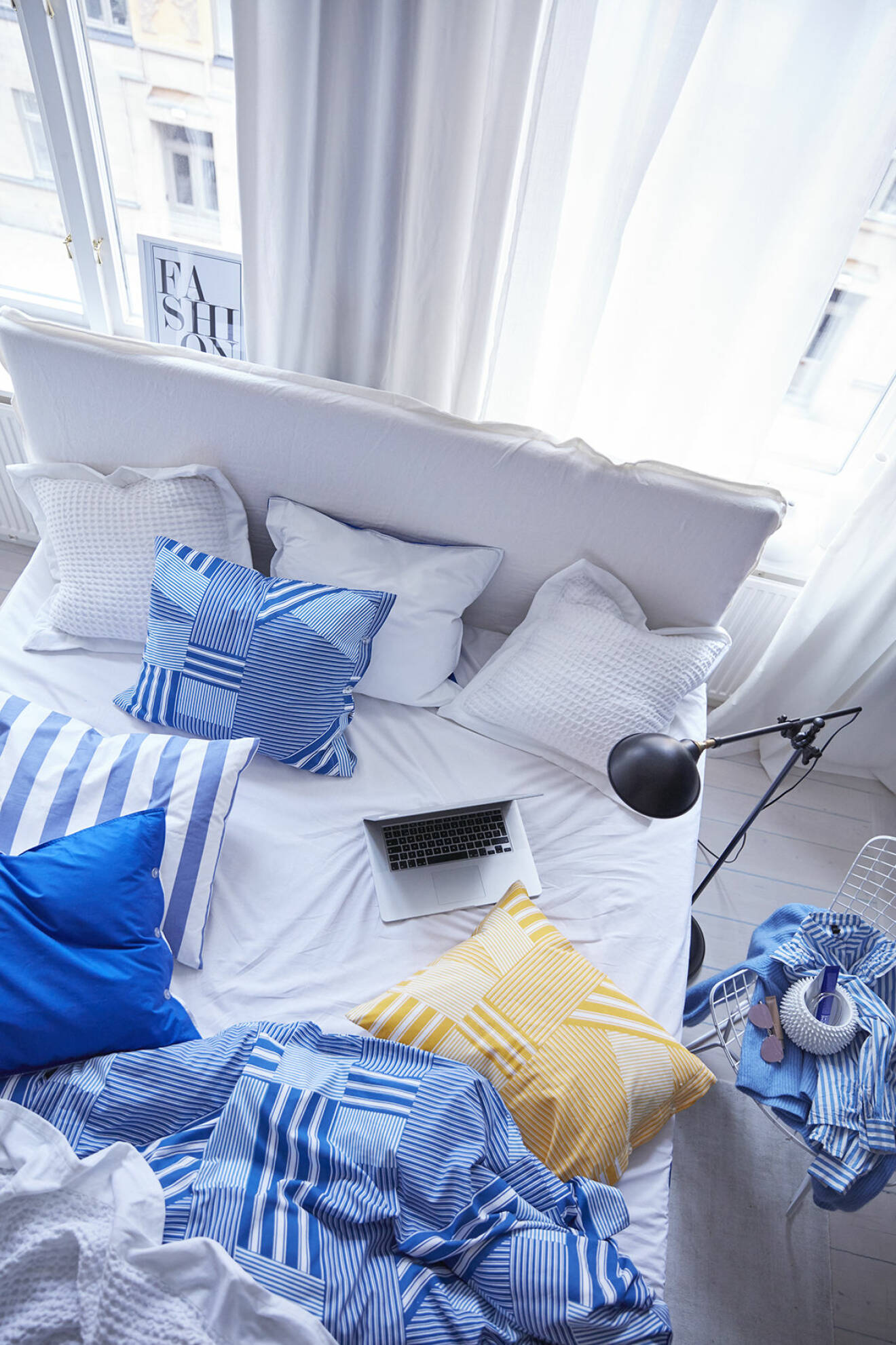 Sovrum med säng och sängkläder i blått, vitt och gult. Jotex vårnyheter 2018.