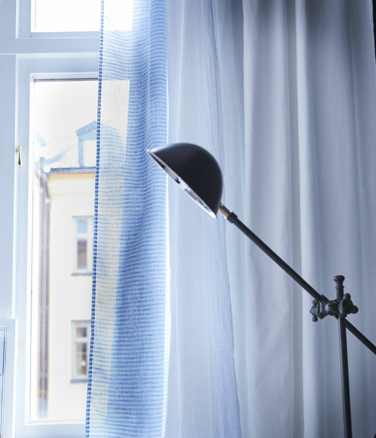 Blå gardiner och svart bordslampa. Jotex vårnyheter 2018.