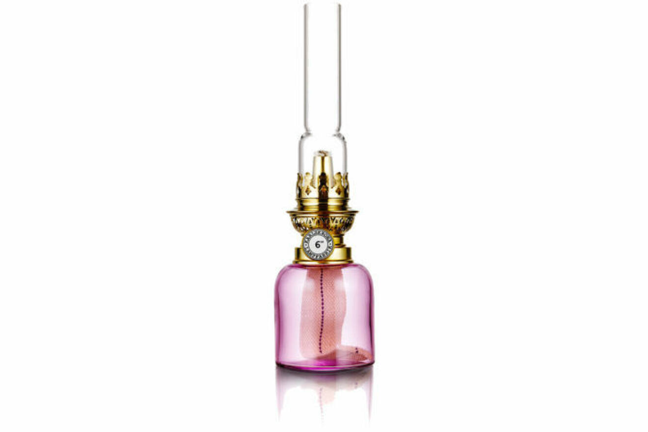 Fotogenlampa i munblåst rosa glas och mässingsdetaljer