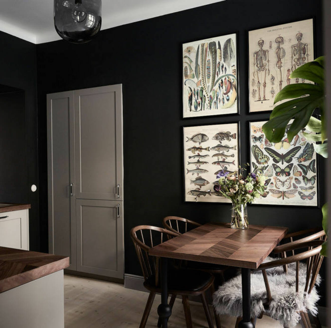 Scandinavian decoration and ideas. Black painted walls and art wall in kitchen. 