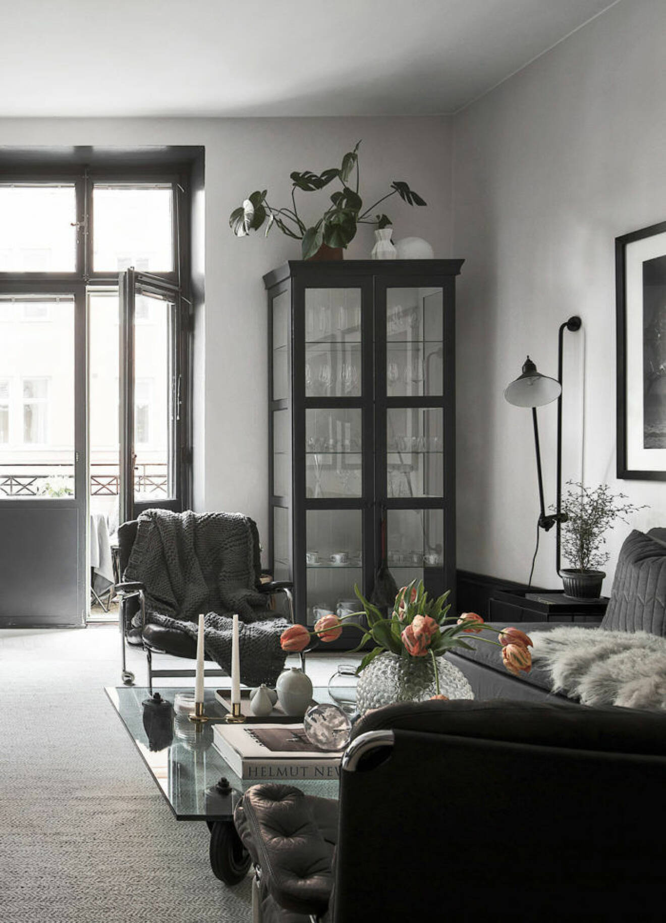 Scandinavian decoration and ideas. Livingroom with designer chair and black decoration.