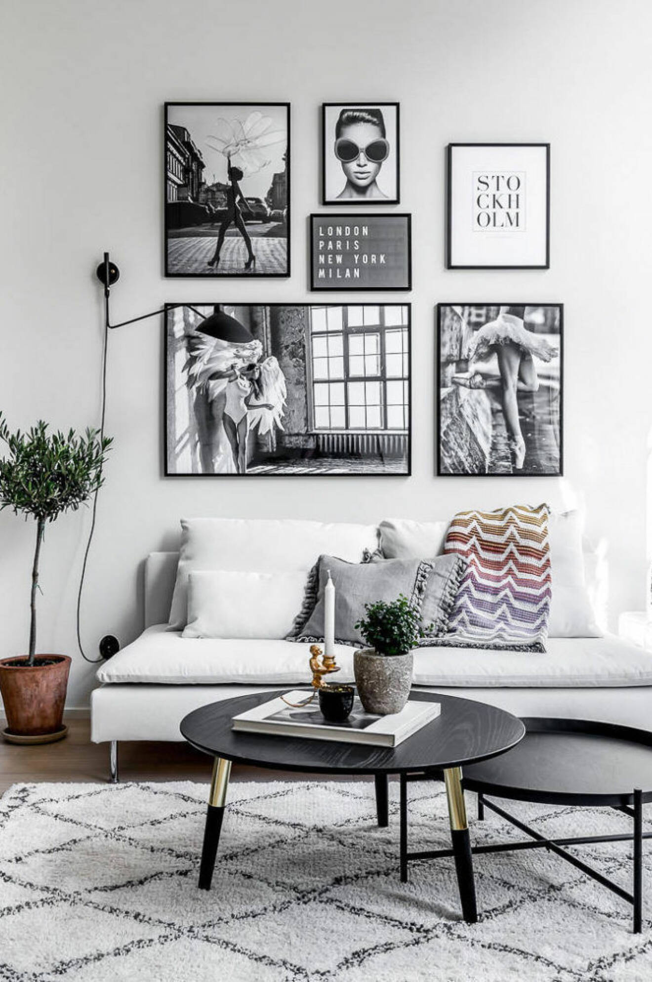 Scandinavian decoration and ideas. Art wall and light livingroom.