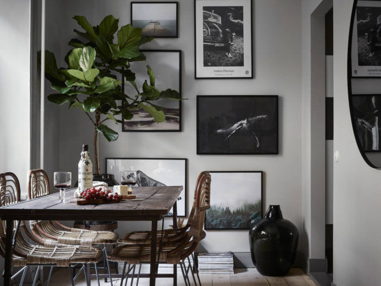 Scandinavian decoration and ideas. Artwall besides the dining table and ficus lyrata.