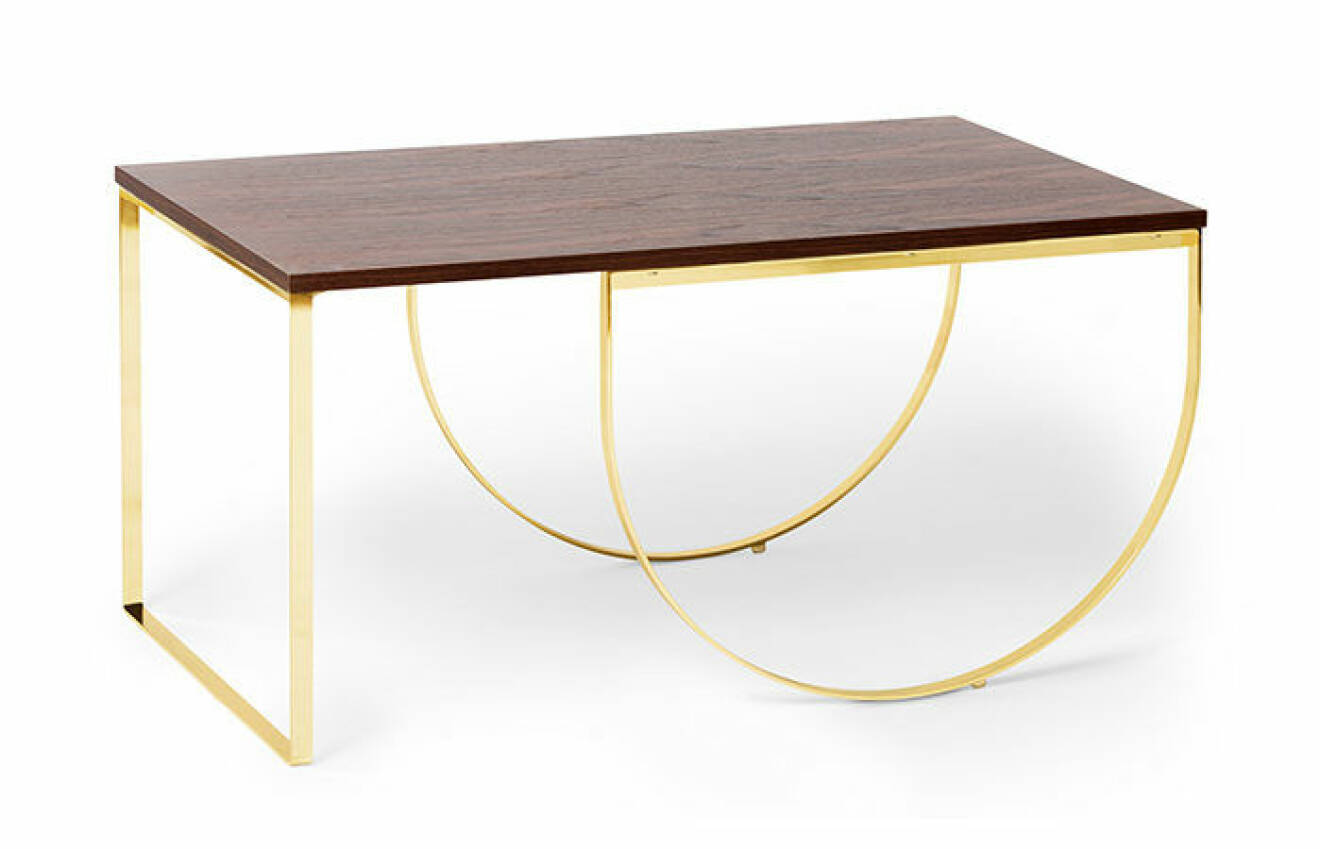  Stilrent soffbord med ben i mässingsfärgad metall och rektangulär bordsskiva i valnötsfanéer. 