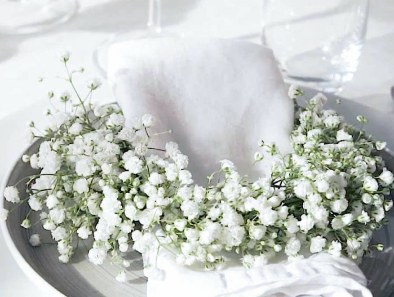 Blomsterdekorationer till bröllopsdukning