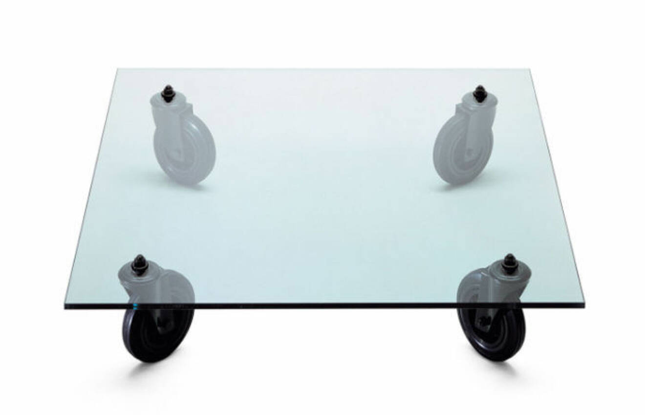 Kvadradiskt soffbord med glasskiva som är placerat på fyra rejäla hjul