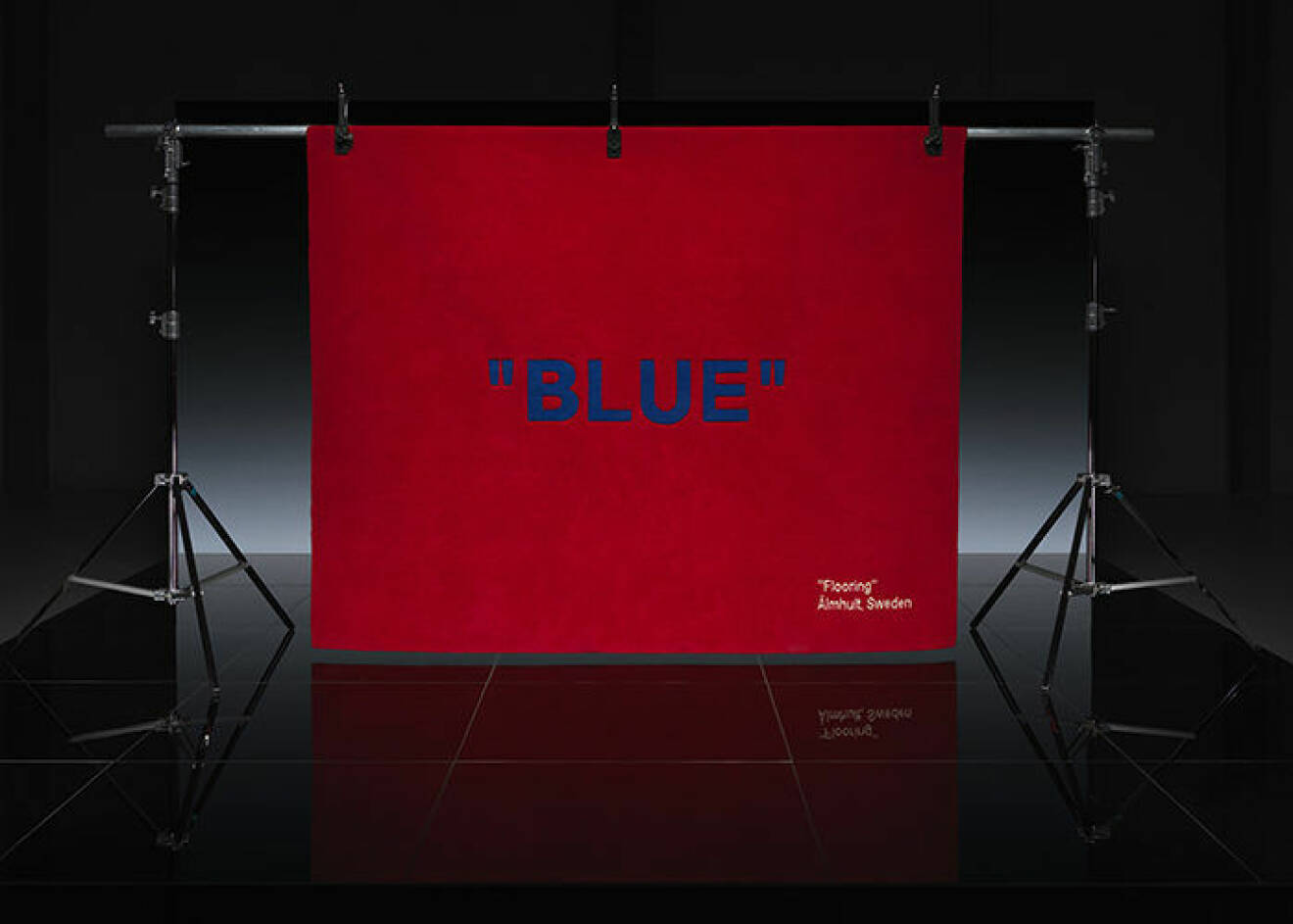 Virgil Abloh x Ikea-matta i rött med texten "blue"