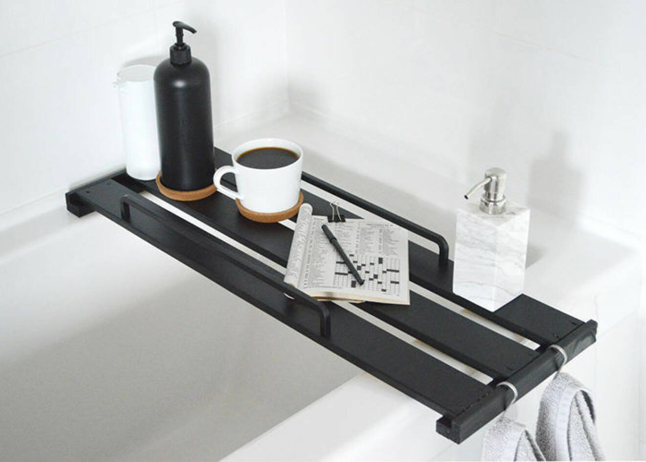 Ett snyggt Ikeahack – en DIY-hylla till badkaret