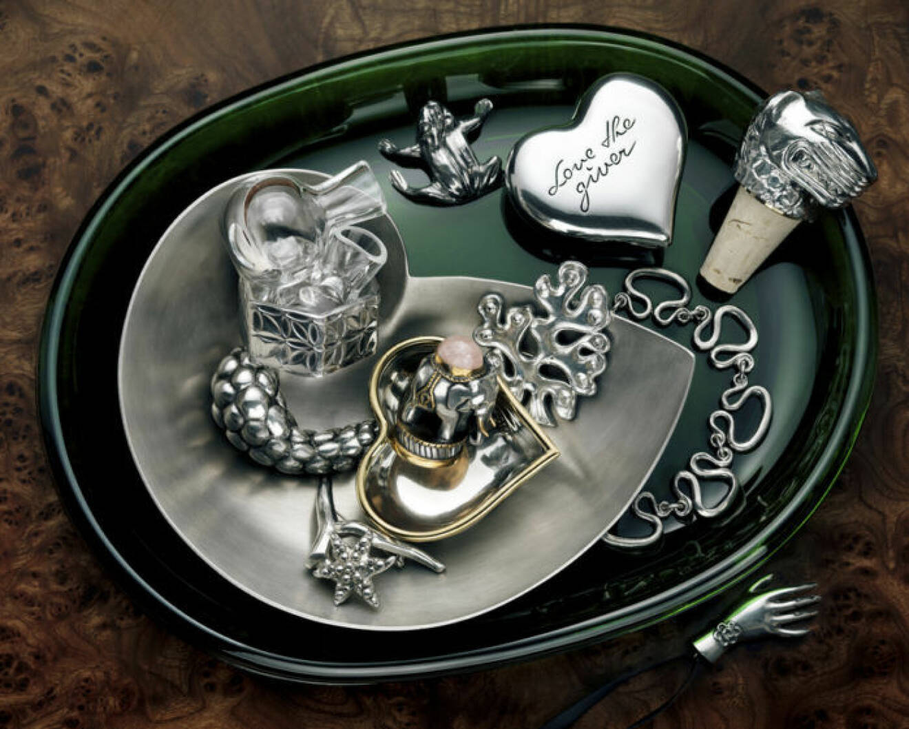 Små silverdetaljer, allt ifrån smycken till större dekorationshjärtan, från Svenskt Tenn