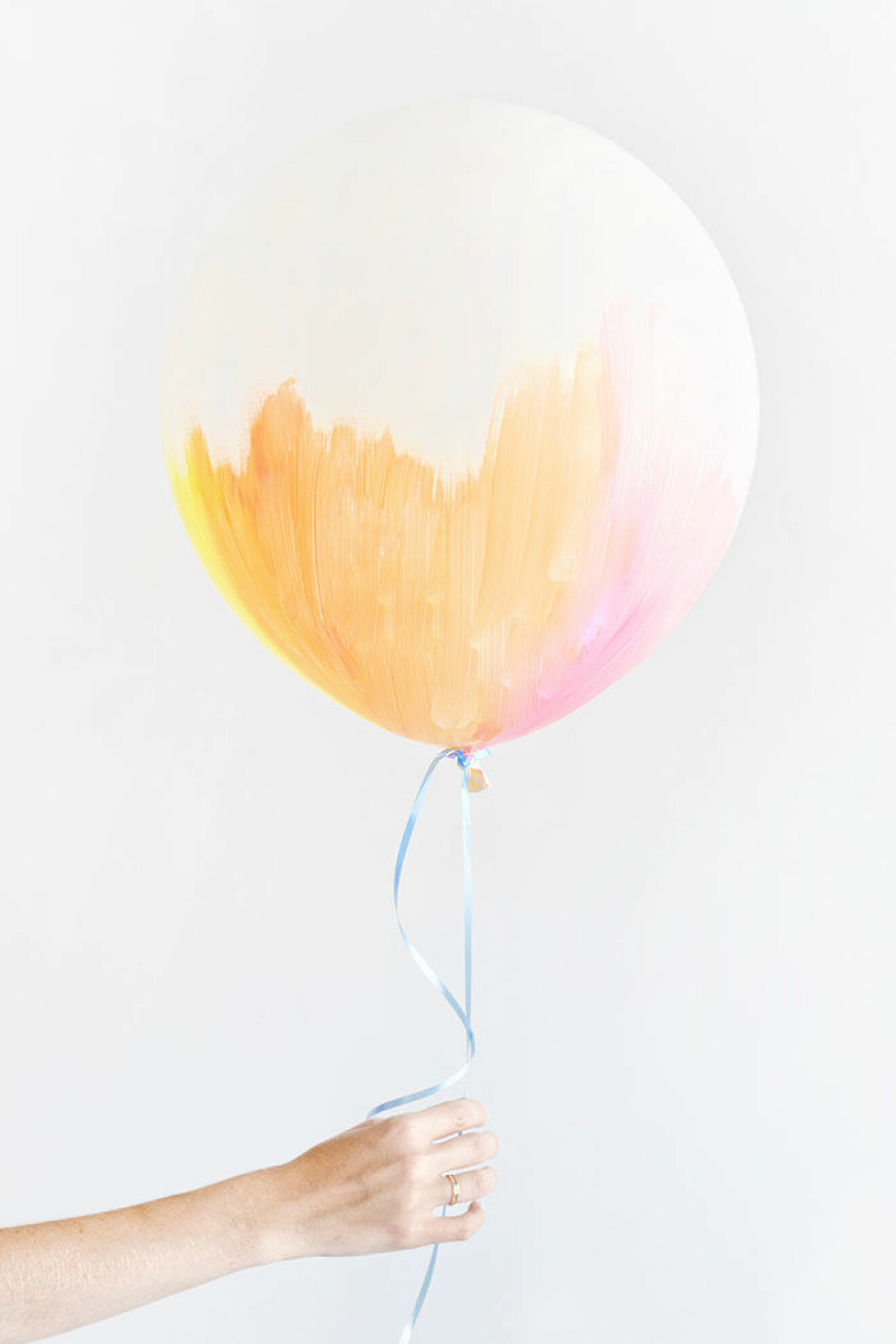 Måla ballongerna med pastellfärger – en somrig detalj till festen