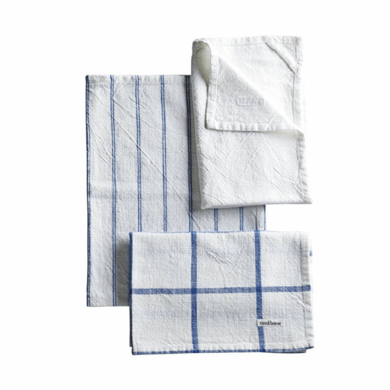 Tre vita handdukar med blåa inslag