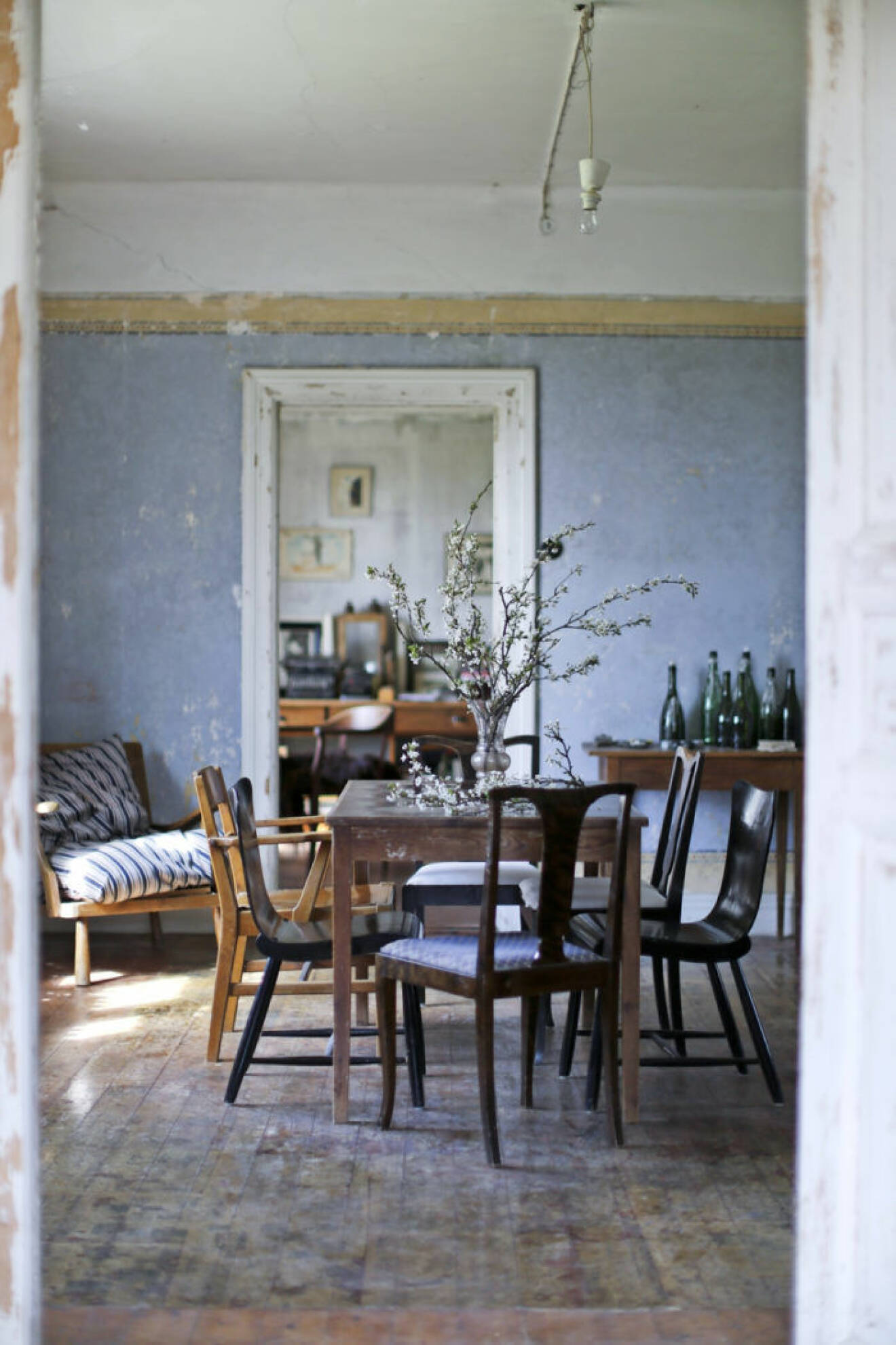Här är ett foto av Ida Magntorn från en matsal från hennes senaste bok Ett hem med omtanke, Roos & Tegnér.