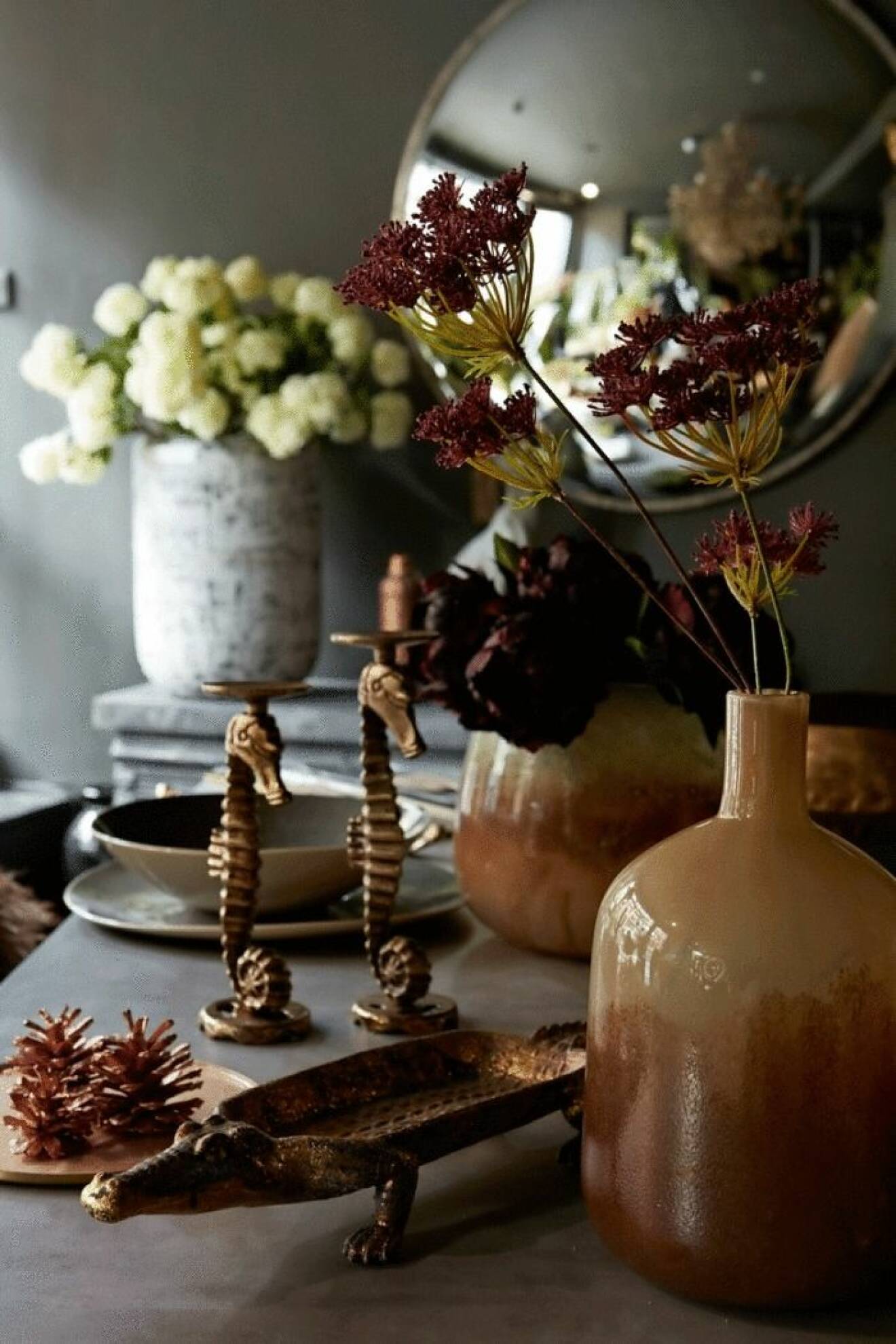 Dekorativa småobjekt, vaser och blommor.