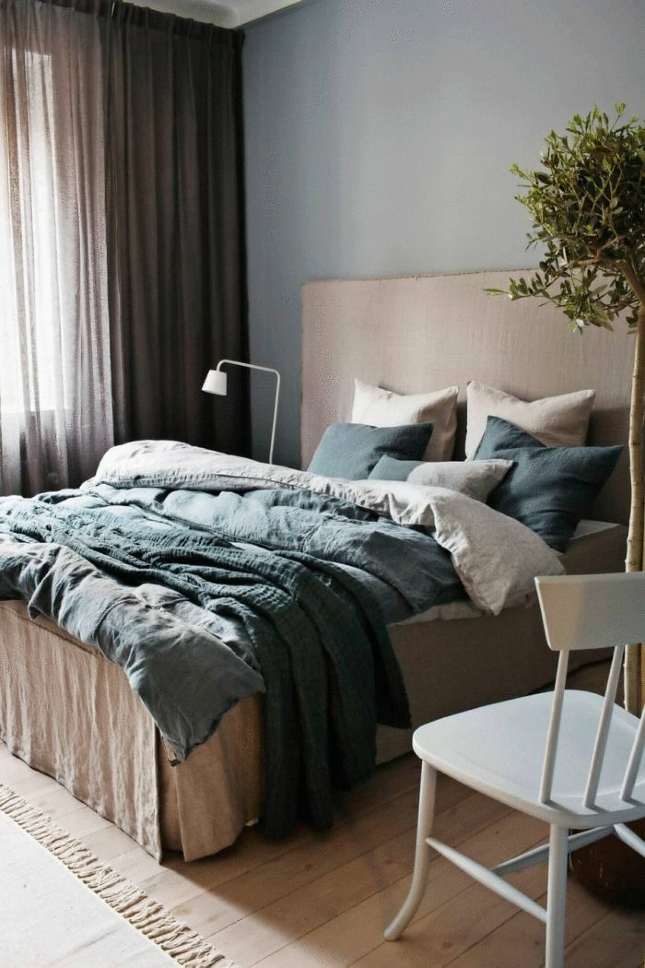 Vackert sovrum med sängkläder i linne
