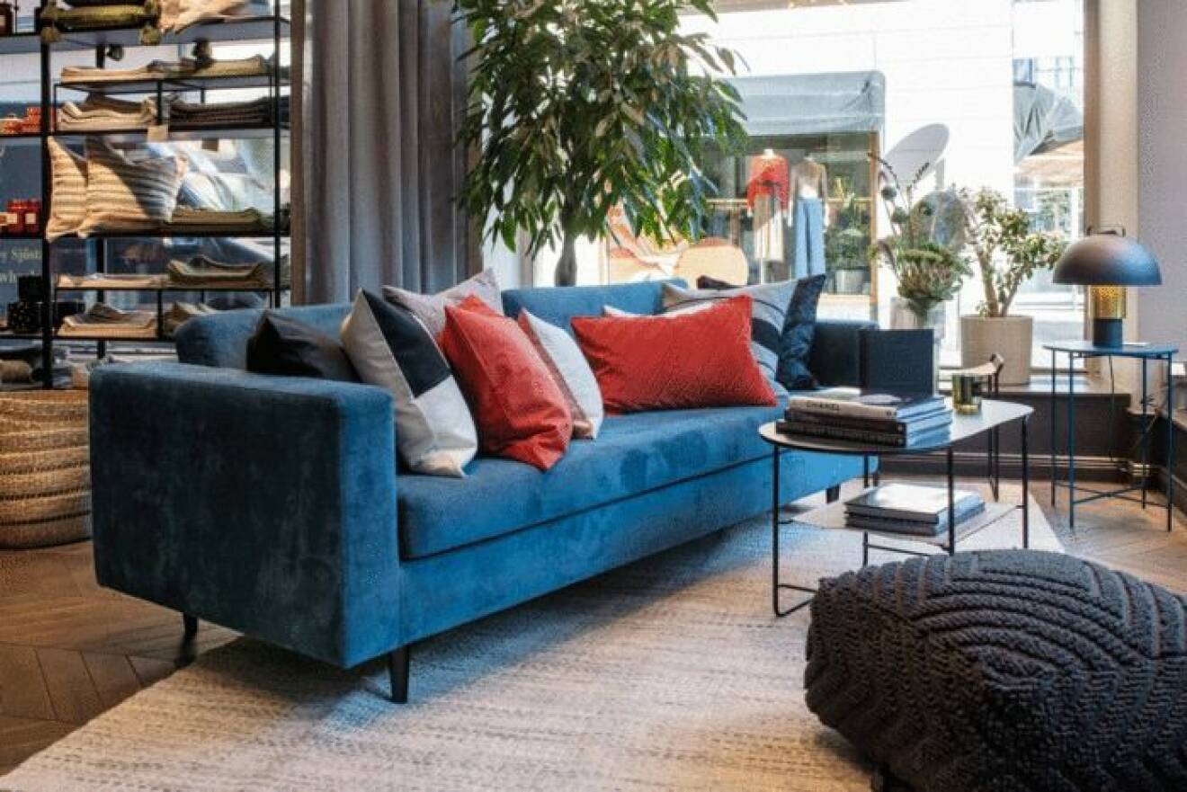 Vardagsrum i fokus hos H&M Home, här en härlig soffa och pall