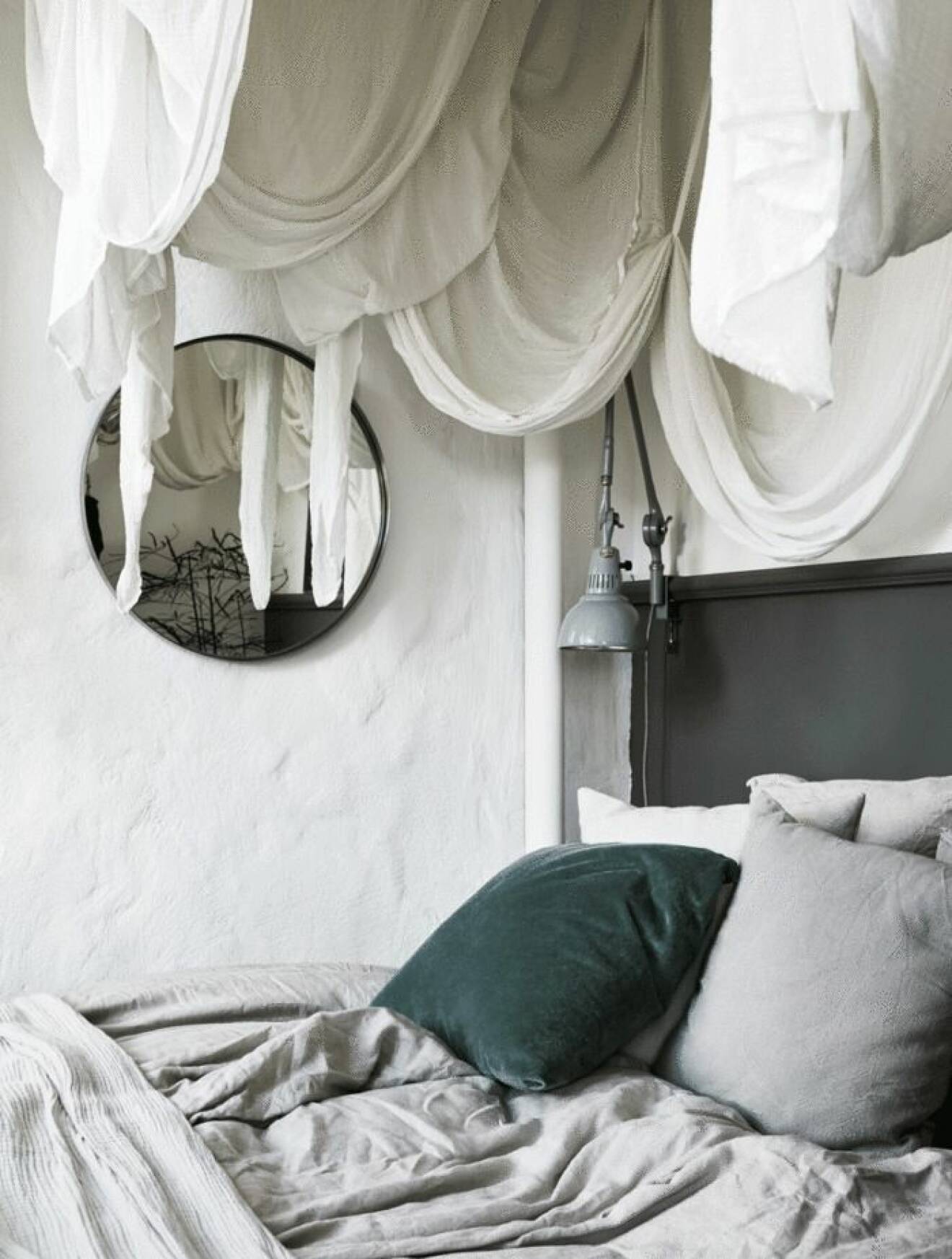 Charmigt, hemtrevligt sovrum i gråa toner