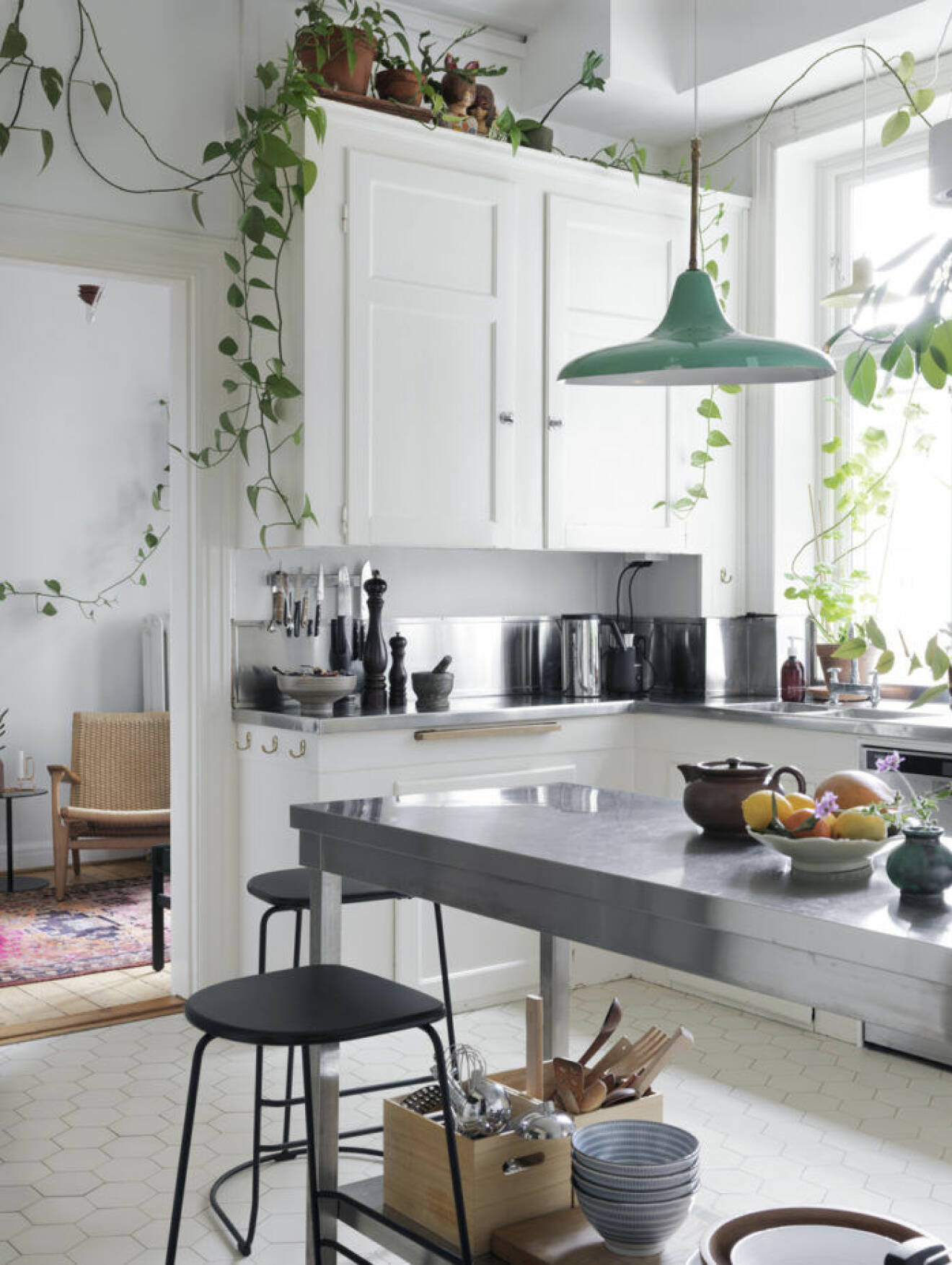 Kök i skandinavisk stil med gröna klängväxter.