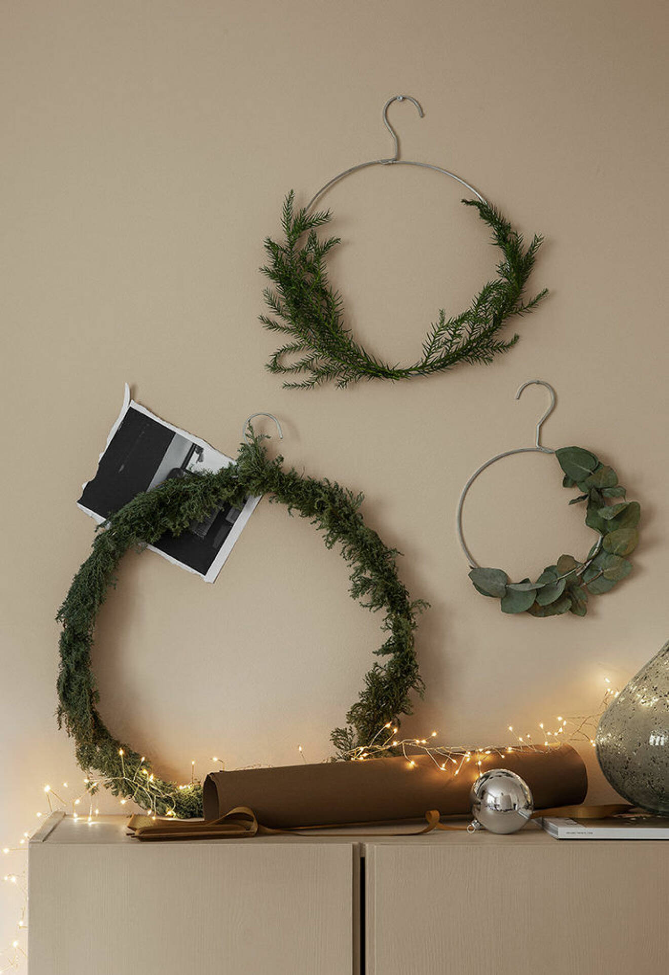 Skapa din egna minimalistisk julkrans. 