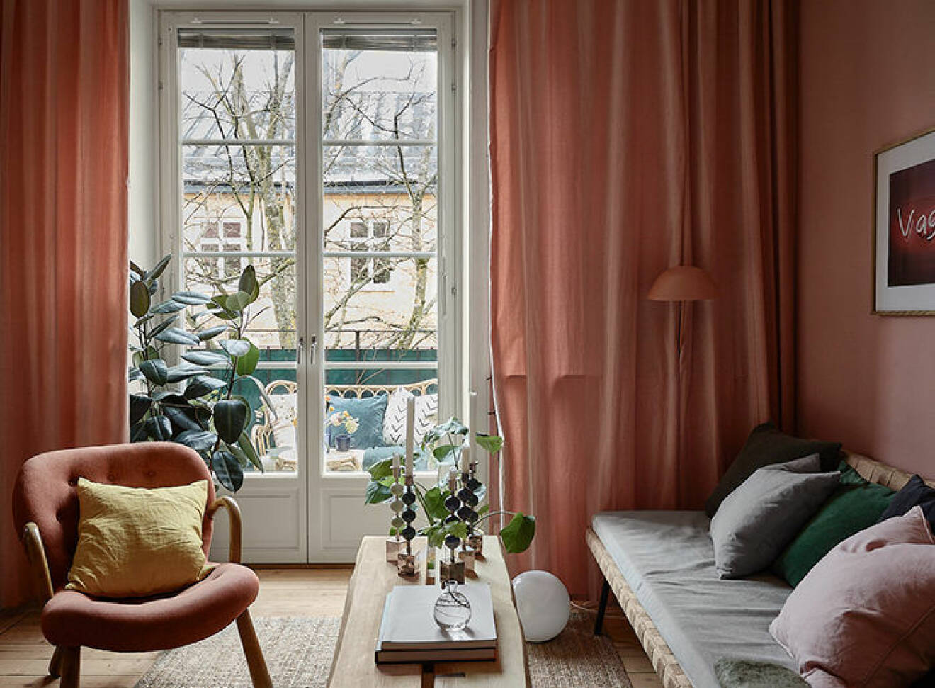 Ombonat vardagsrum med varma färger