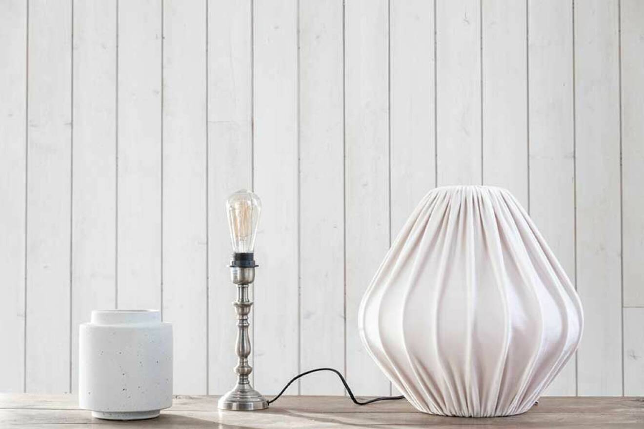 En vas, en lampfot och en lampskärm behövs för att skapa en personlig bordslampa