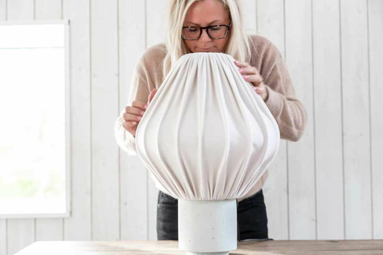Lampskärmen sätts fast på vasen
